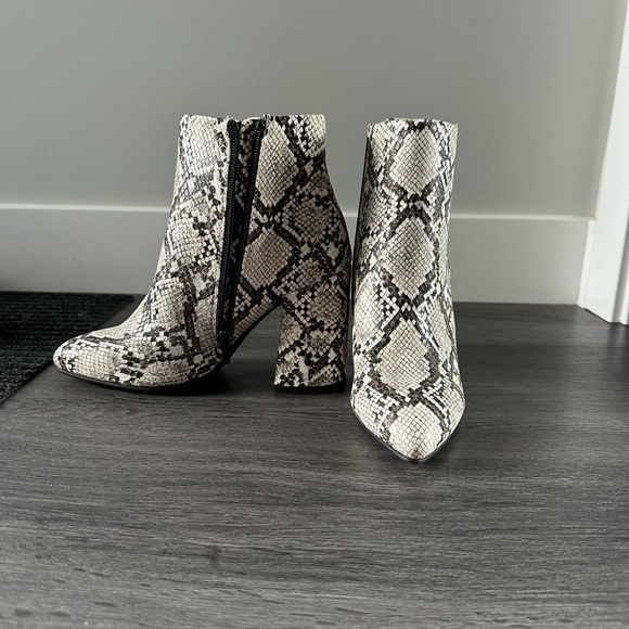 Steve Madden block heel booties - Picture 3 of 7